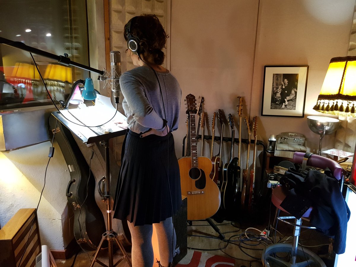 SON_EG's tweet photo. Esta nueva grabación estará protagonizada por @VEGAOFICIAL y @julimaeso. Distintos mundos que confluyen de la mano de Fernando Vacas. En estos momentos, Vega remata las voces de una canción muy especial, versión de una banda que es parte de su infancia #SONRecords https://t.co/WILFDnHvdc
