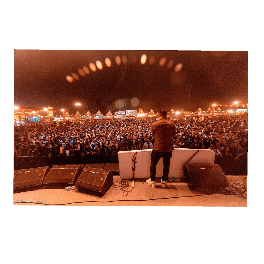 OfficialSudhirY's tweet photo. SWIPE ➡️
What a crazy musical night. 🎶🎤
Thank you so much @HornOkPleaseBLR for all your love ! 🔥❤️🔥
#SudhirYaduvanshi #SudhirYaduvanshiLive #MayaBazaarBand #mayabazaarlive #hornokplease #hornokpleasefest #fest2019 #fire #crowd #energy #musicheals #somuchenergy https://t.co/dSd1ms2LQK