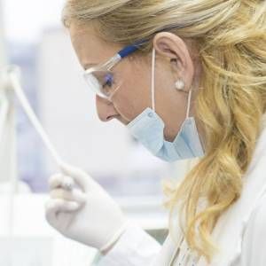 ProfDhomPartner's tweet image. In Deutschland gehen jedes Jahr mehr Zähne durch Parodontitis verloren, als durch Karies. Die Hauptursache hierfür ist der schmerzlose Verlauf der Erkrankung - dadurch wird diese erst spät erkannt und durch den Patienten unterschätzt. 

buff.ly/2rLgovT