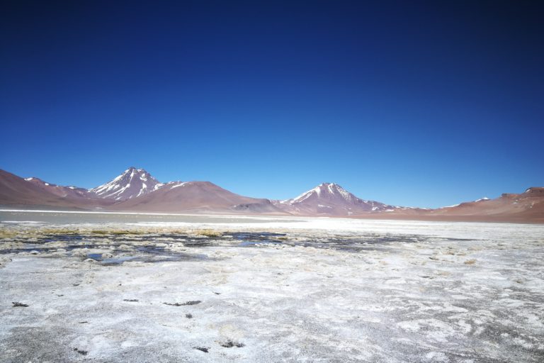 MongabayLatam's tweet photo. ¡Buenos días! 😎🌞
☕ Del archivo Mongabay Latam 🤓. Salar de Atacama tiene más de la mitad de las reservas mundiales de litio. Explotación del codiciado mineral, por Sociedad Química y Minera de Chile, genera polémica por infracciones medioambiantales
► https://t.co/ccLgZjoYll https://t.co/Lk3kV0olsI