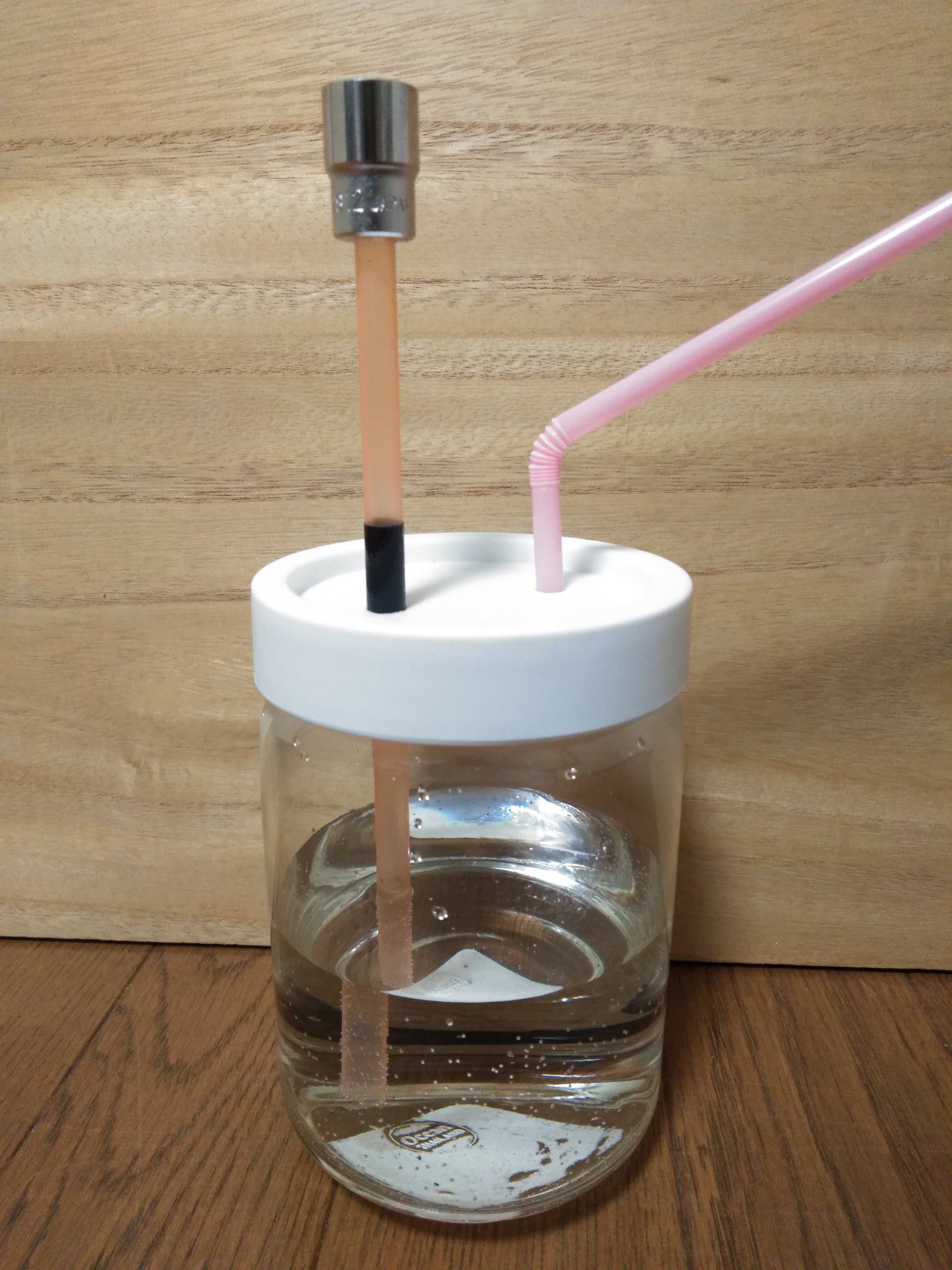 Disk 自作水パイプmark 2 ビンの蓋にリーマーで穴開けてストローを挿し込み ソケットレンチを挿して アルミホイル押しこんで小さな穴あけた 今度は成功 火を着けながら すう ごぽごぽってやるとyoutubeで観たみたいにビンの中にもあもあ煙が充満した