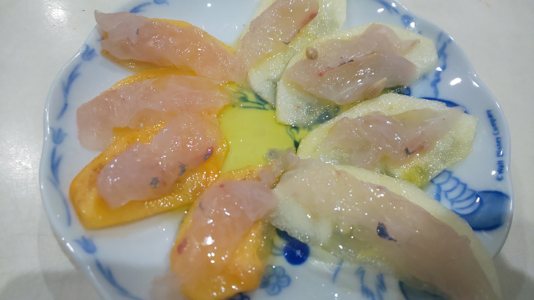 所長 めじな研究所 今日食べた魚料理 メジナは皮目を炙ってタタキに カイワリのお刺身 をリンゴと柿に添えてオリーブオイルと塩にレモン イサキはべっ甲漬けと塩焼き 刺し身ならカイワリだけど皮を炙ればメジナだし塩焼きはイサキが旨いから面白い