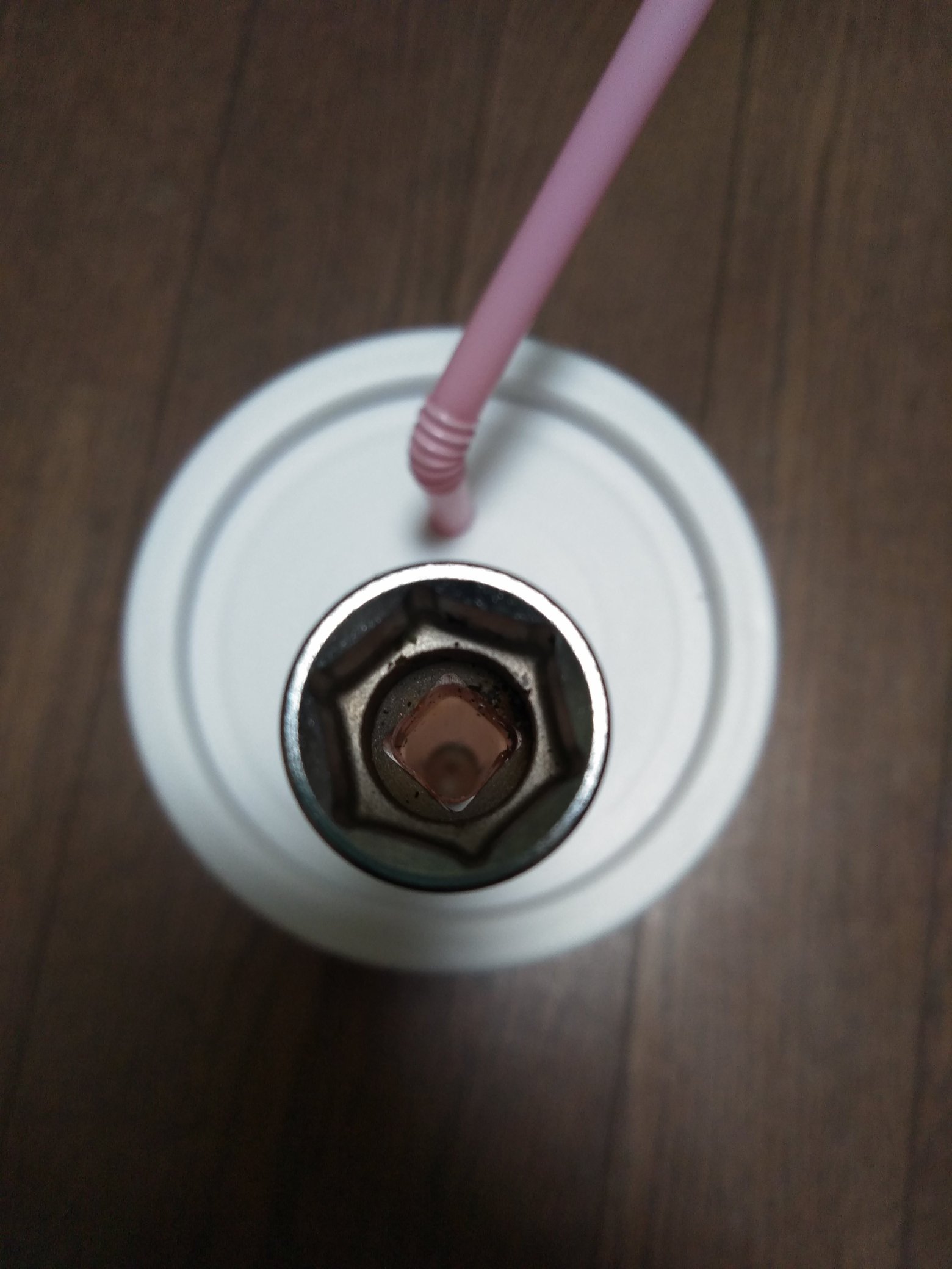Disk 自作水パイプ Ver 1 Amp 1 1 吸うとボコボコいうので密閉性は及第点ぽい 火皿が顔の真下で熱い V1 1で修正 チャッカマンで着けて吸ってみたけど 煙がビンの中に入っていかない 参考にしたブログでは 漏斗を火皿代わりにしてたのになあ