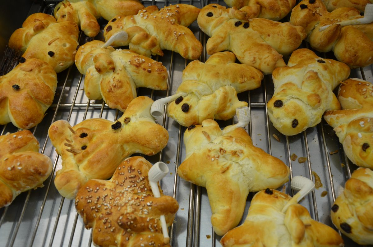 Heute ist «Internationaler Tag der Menschen mit Behinderung»! Gestern haben AXA-Mitarbeitende mit Mitarbeitenden der Brühlgutstiftung Grittibänzen gebacken, die heute bei der AXA verkauft wurden. Insgesamt konnte ein Betrag von CHF 5800.- für die Stiftung gesammelt werden.