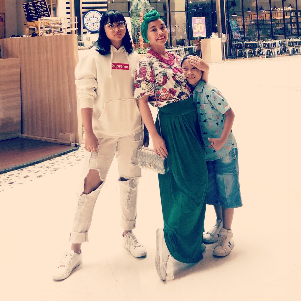 iimfahima's tweet photo. Perempuan pekerja:

Yang menikmati double income sekeluarga,  kenapa yg kena tanggung jawab berderet cm perempuan? 

Yang harusnya mikirin masakan,  cucian,  rumah bersih ya ber-2. 

Yang harusnya guilty kelamaan di kantor ngga cuma ibu, bapak juga harus punya feeling yg sama. https://t.co/QUrEmf7C1t