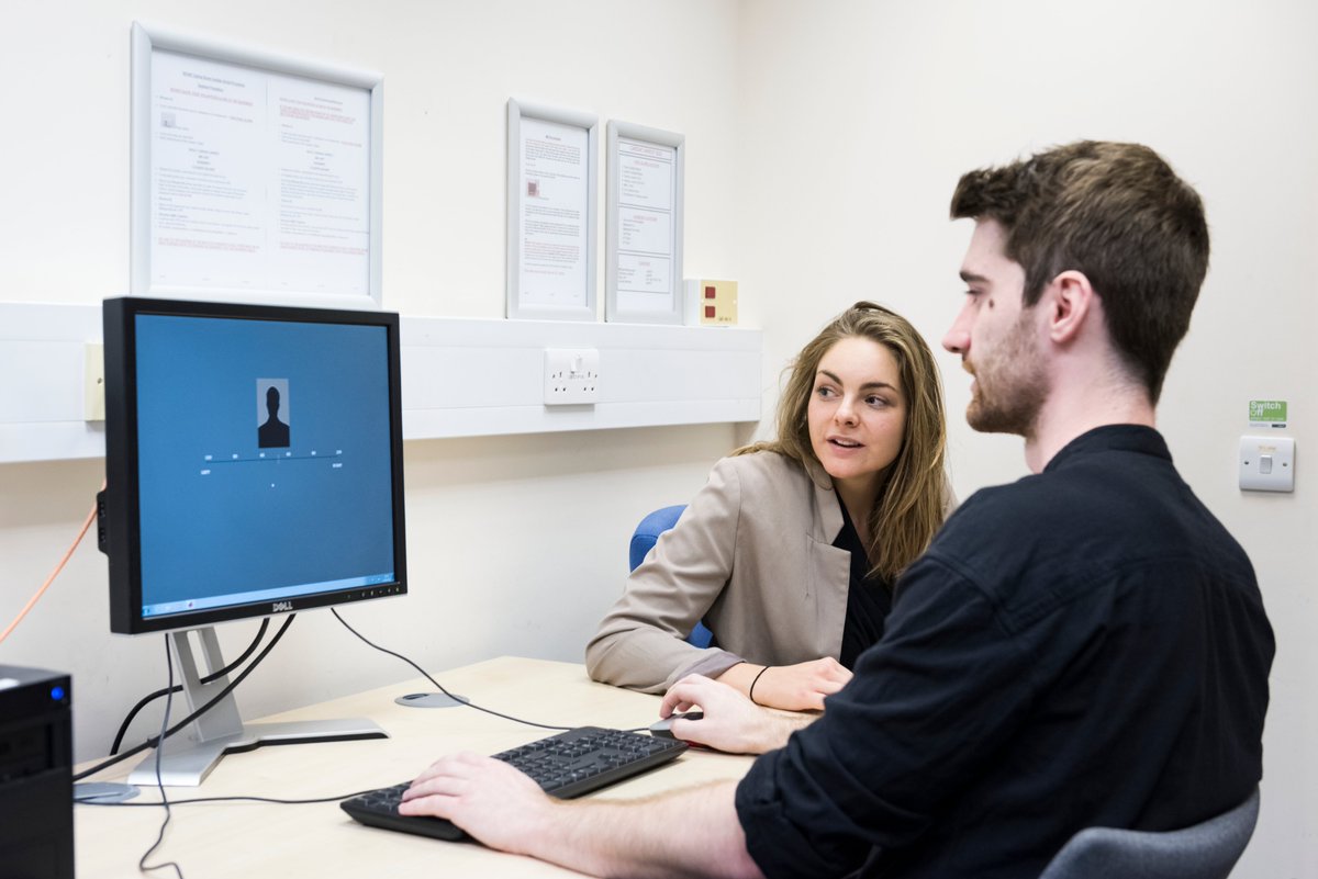 Advice-taking in the lab <a href="/WCHN/">WCHN</a>. Which one do you follow: <a href="/ElisavdPlas/">Elisa van der Plas</a> or the generative model? One of the researchers taking part in the Dear World Project in her natural habitat. She is working alongside <a href="/tomberryart/">Tom Berry</a> to produce a piece exploring advice-taking.