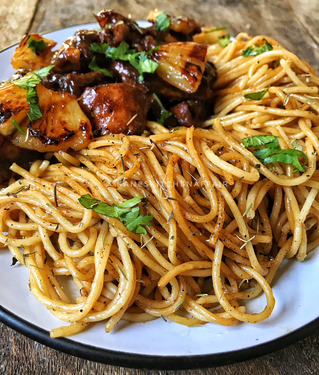 •Chicken Teriyaki with Garlic spaghetti•
The sauce in this recipe is everything and more😍😍 and the heat from the Chillies is perfect for this weather.

Tupike real quick. A thread.