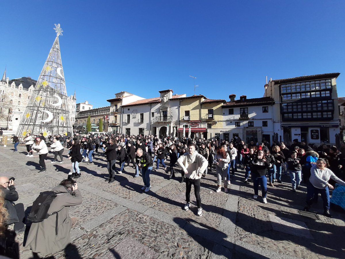 acculeon's tweet photo. #DiaInternacionalDeLaDiscapacidad en León con lectura del manifiesto en el Salón de los Reyes del Ayuntamiento de Leon y con el broche final del #Flashmod 👏🏻 #DisOrganic https://t.co/jiV4vyoohg