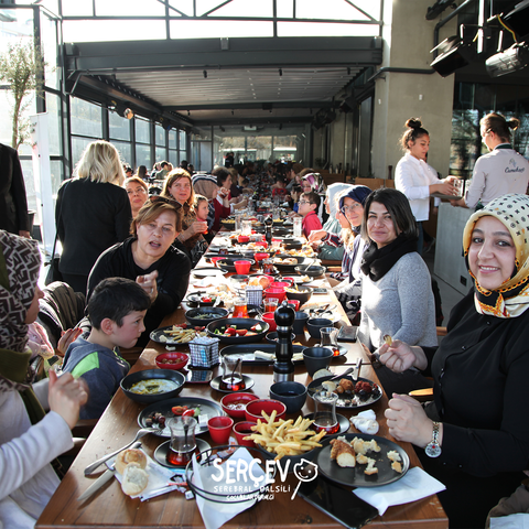 Dünya Engelliler Günü kapsamında Camekan Coffee, Gökkuşağı İlköğretim Okulu öğrencileri ve velilerini kahvaltıda ağırladı😊 Kahvaltı organizasyonuna SERÇEV Yönetim Kurulu Başkanı ve Üyeleri, SERÇEV Meslek Lisesi ile Gökkuşağı İlköğretim Okulu yönetimleri de katılım sağladı.