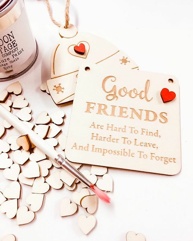 Busy doing a little last minute Christmas prep in the workshop.
Our Christmas shop is now open.
ift.tt/1wWw0GA
.
.
@razzle_d_rose 
#woodsigns #gifts #christmasgifts #giftidea #friendgift #wooddecor #decorations ift.tt/2OKVJB3