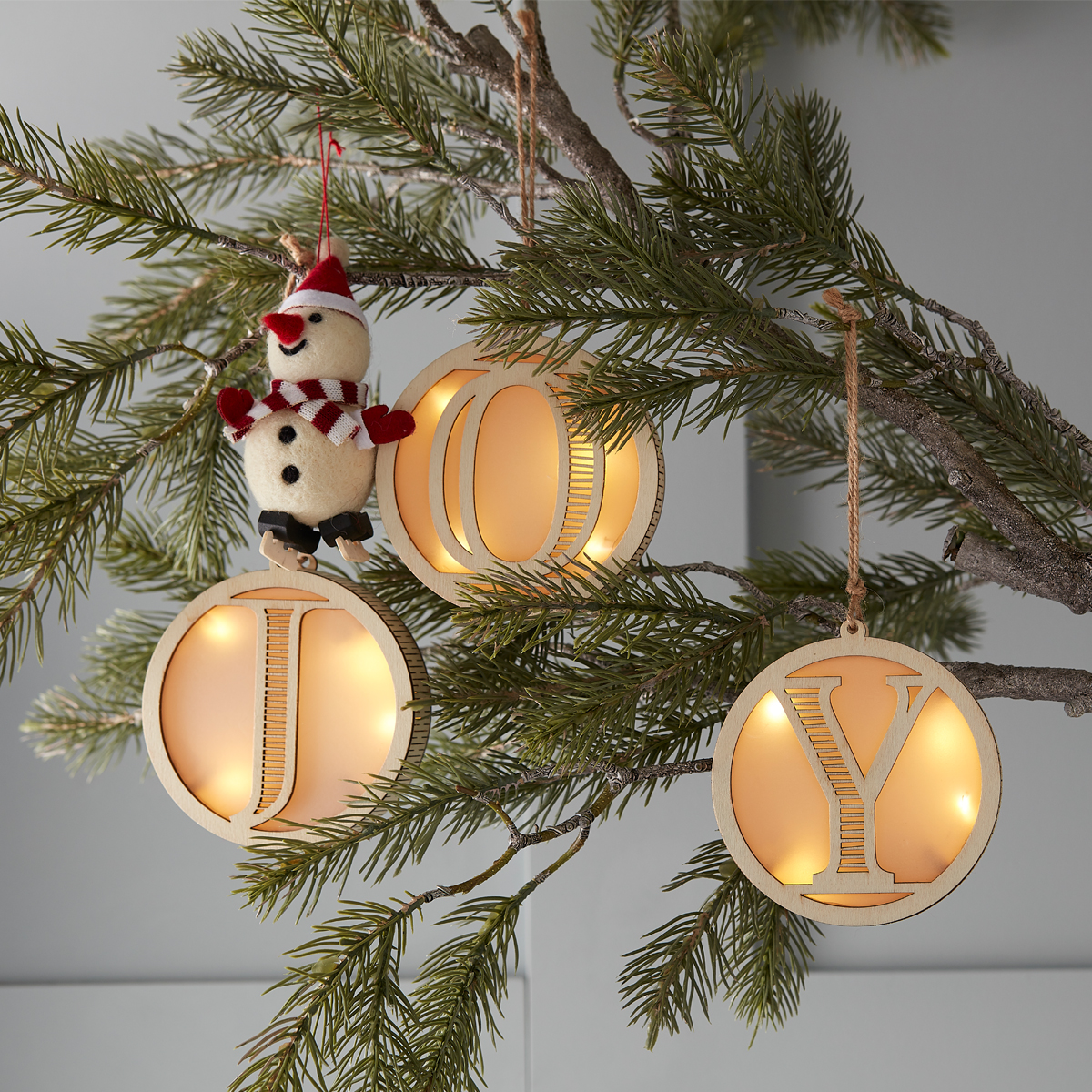 Hobbycraft's tweet image. Our LED Letter Wood Slices are the perfect way to light up your Christmas decorations! 

Create a personalised feature with light-up letters that you can hang individually or use to spell out words.⁠

Shop now: bit.ly/34MQt5B 

#MakeItDontBuyIt #TreeDecor #Hobbycraft