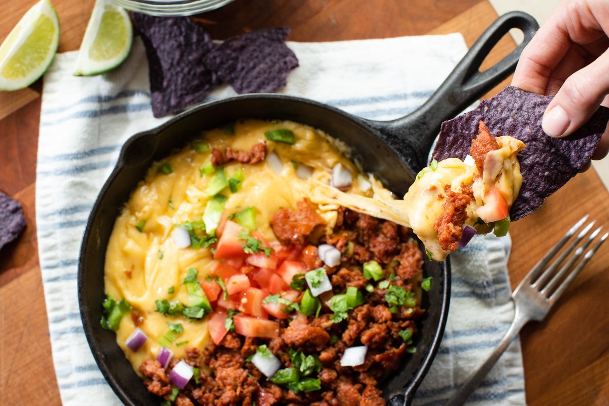 Spicy chorizo layered with tasty queso = a touchdown whether your team wins or not. 

#footballfood #footballseason #certifiedhumane #northcountrysmokehouse #eeeeeats #feedfeed #sustainablemeat #handcrafted #food52 #slowfoodmovement #slowfood #sustainablefood