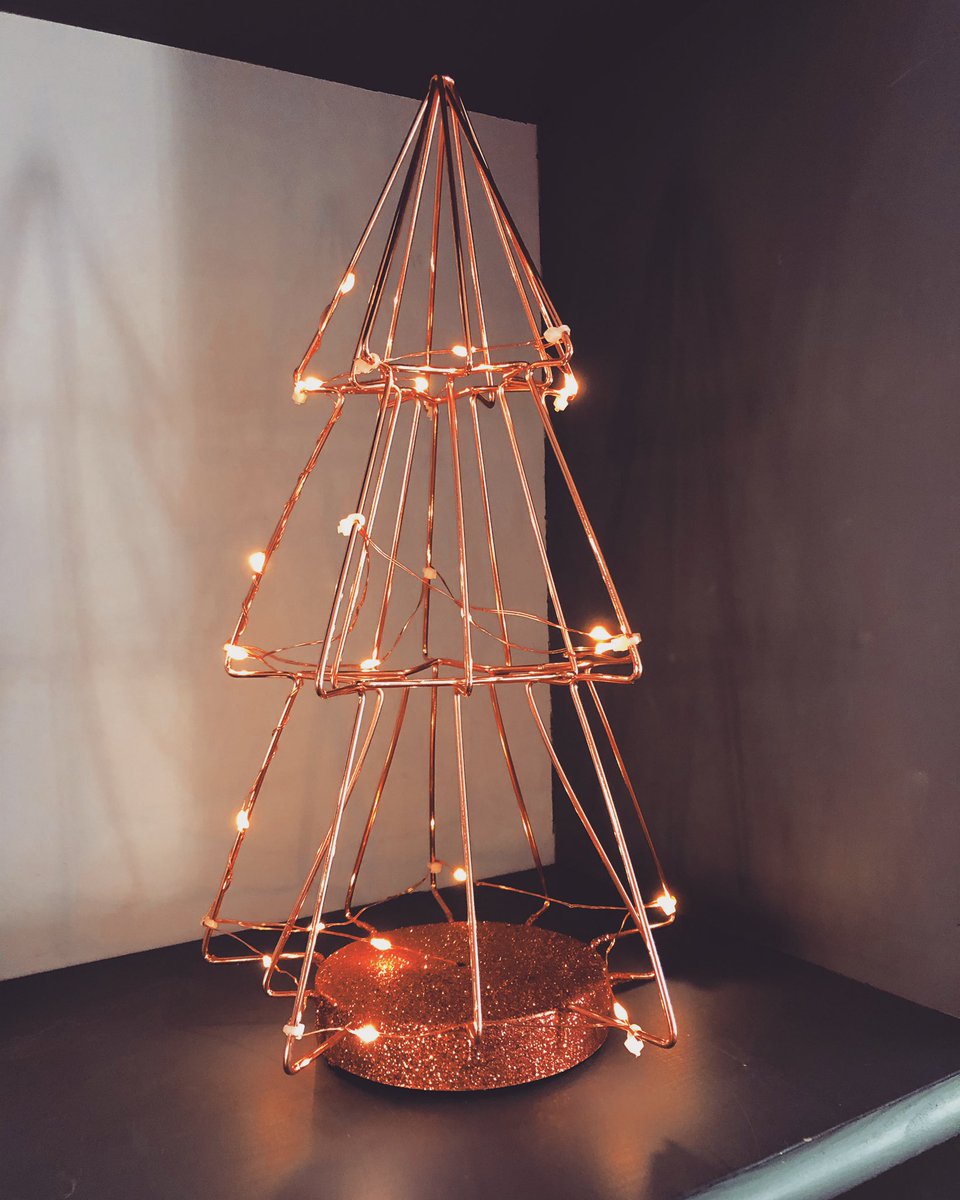 Boo_HQ's tweet photo. The #festive decorations are up at Boo HQ! When is tinsel totally acceptable? When itβs rose gold, of course #christmas #christmasdecor #tinseltimeππ
πΌ @LBTownHall https://t.co/5X0LgRFRsz