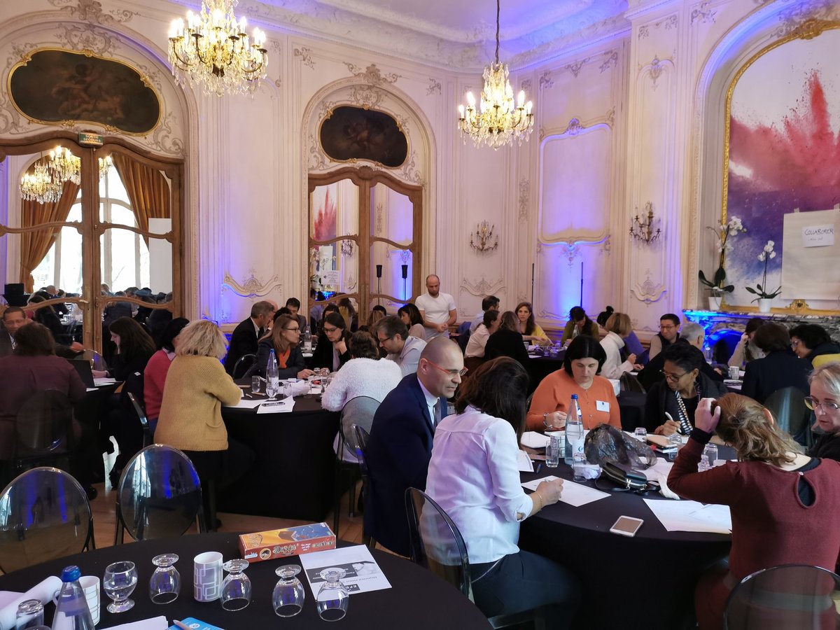 EFEmanagement's tweet photo. #pim2019 création d'une structure permettant à 2 trombones lâchés de 2m de haut de ne pas être éjectés... Créativité en action ! https://t.co/NnY0VYo9sj