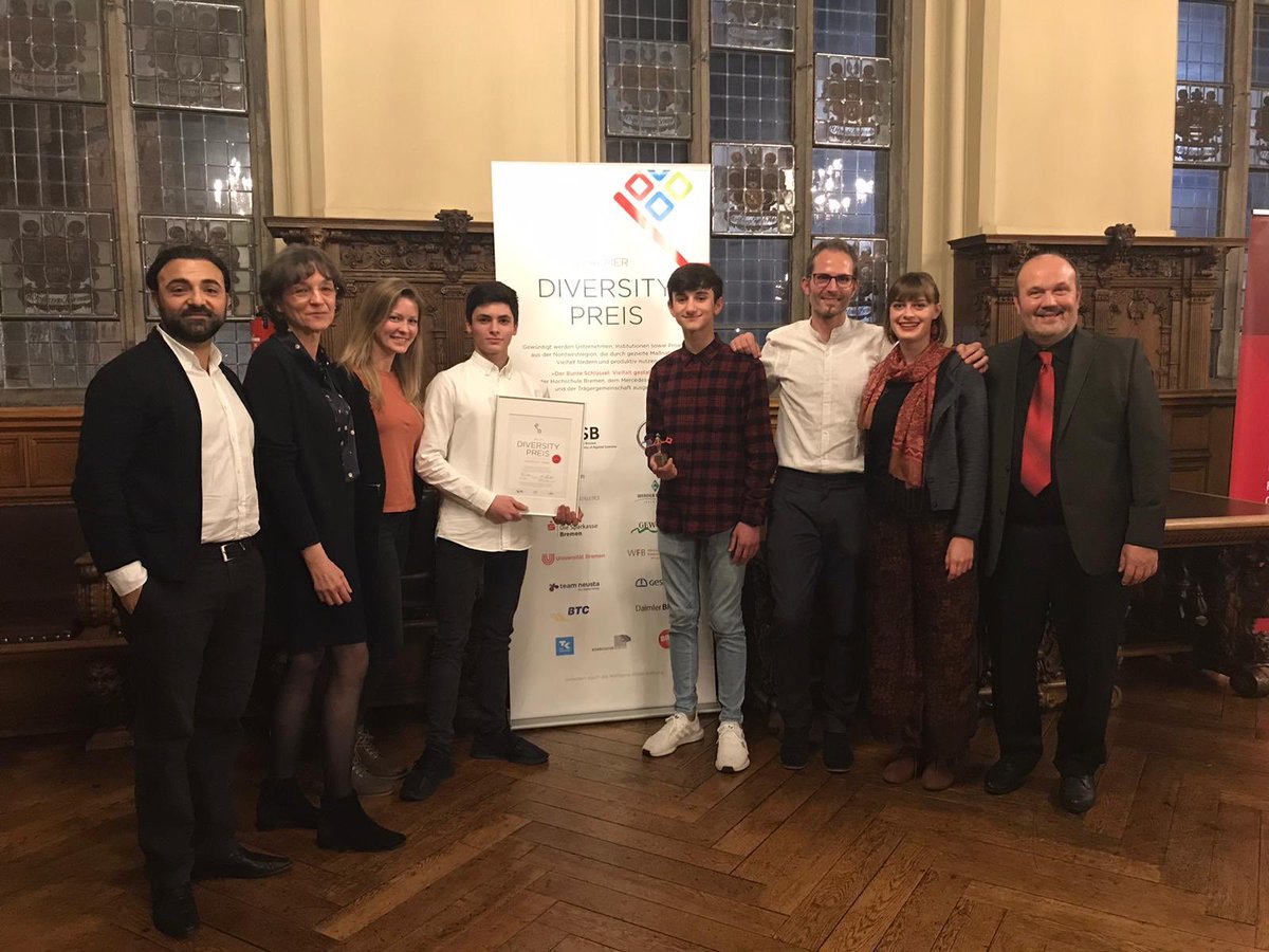OSWallerRing's tweet photo. Mit #opus100 und @OSWallerRing zum Gewinn des #diversityPreis2019
#einSommernachtstraum macht’s möglich. Herzlichen Glückwunsch und einen riesen dank an alle https://t.co/hLUSigFibg