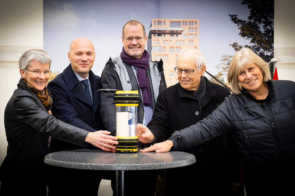 AUHdk's tweet photo. Forum-byggeriet på Aarhus Universitetshospital er nu officielt skudt i gang. Det vil være klar til indflytning i starten af 2022 https://t.co/ct664zNfXf #sundpol #dkvid @godtsygehusbyg @StenoAarhus @novonordiskfond https://t.co/Rl8bGEGXo0