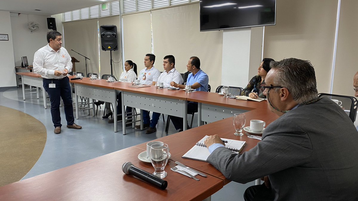 ccaralvar's tweet photo. Ante el gobernador electo Roberto Jairo Jaramillo y alcaldes electos de los municipios presentamos los servicios, logros obtenidos y los proyectos a realizar la próxima vigencia por @SENAQuindio https://t.co/SbJ7MArCWc