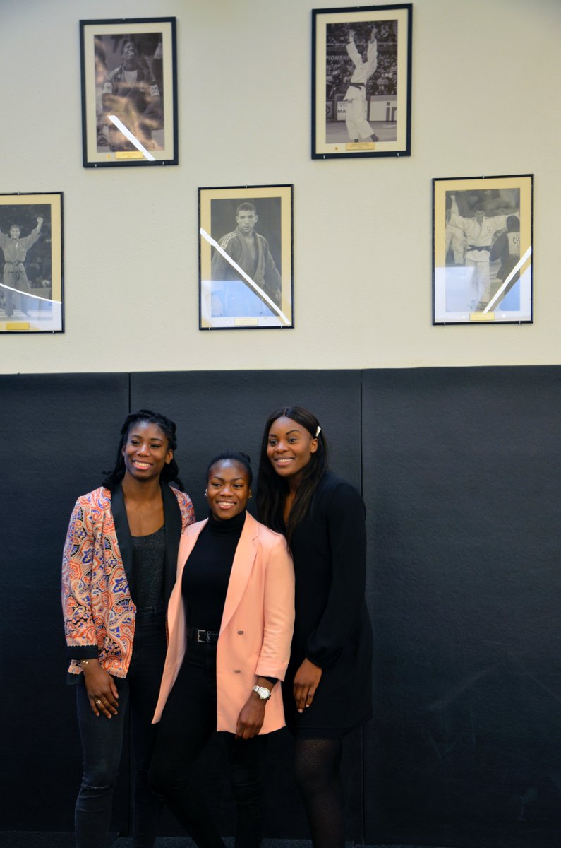 francejudo's tweet photo. Ce midi, nos 3 championnes du monde ont été mises à l'honneur sur le tapis de l'INSEP. Devant leurs proches, @MadoM_longa et @MarieEveGahie ont pu découvrir leurs portraits apposés au mur des champions de l'@INSEP_PARIS ! @Gnougnou25 a elle révélé sa 4e étoile ! https://t.co/bSh9hnzont