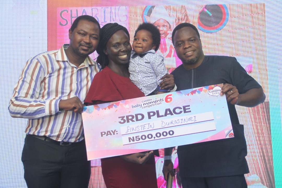 mista_chibbz's tweet photo. All hail the new Queen/King! Take a look at the Cussons Baby of the Year, Baby Nathaniel, crowned at the grand finale! #CBM6 #SharingMagicMemories https://t.co/4yGHCxfsvs