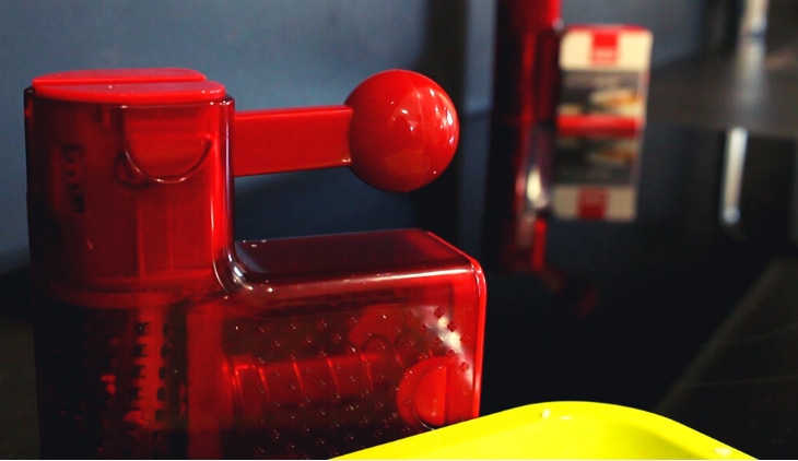 Lecocinaweb's tweet image. Rallador multiusos de Kuhn Rikon ¡Súper fácil de usar!😀

youtube.com/watch?v=ceSzk-…

✔ Puedes rallar queso, chocolate,trufa...
✔ Fácil de usar y limpiar
✔ Cómodo
✔ No hay peligro de cortarse
✔ Los comensales no tienen que tocar el alimento
@KuhnRikonEsp @KuhnRikonUK #KuhnRikon