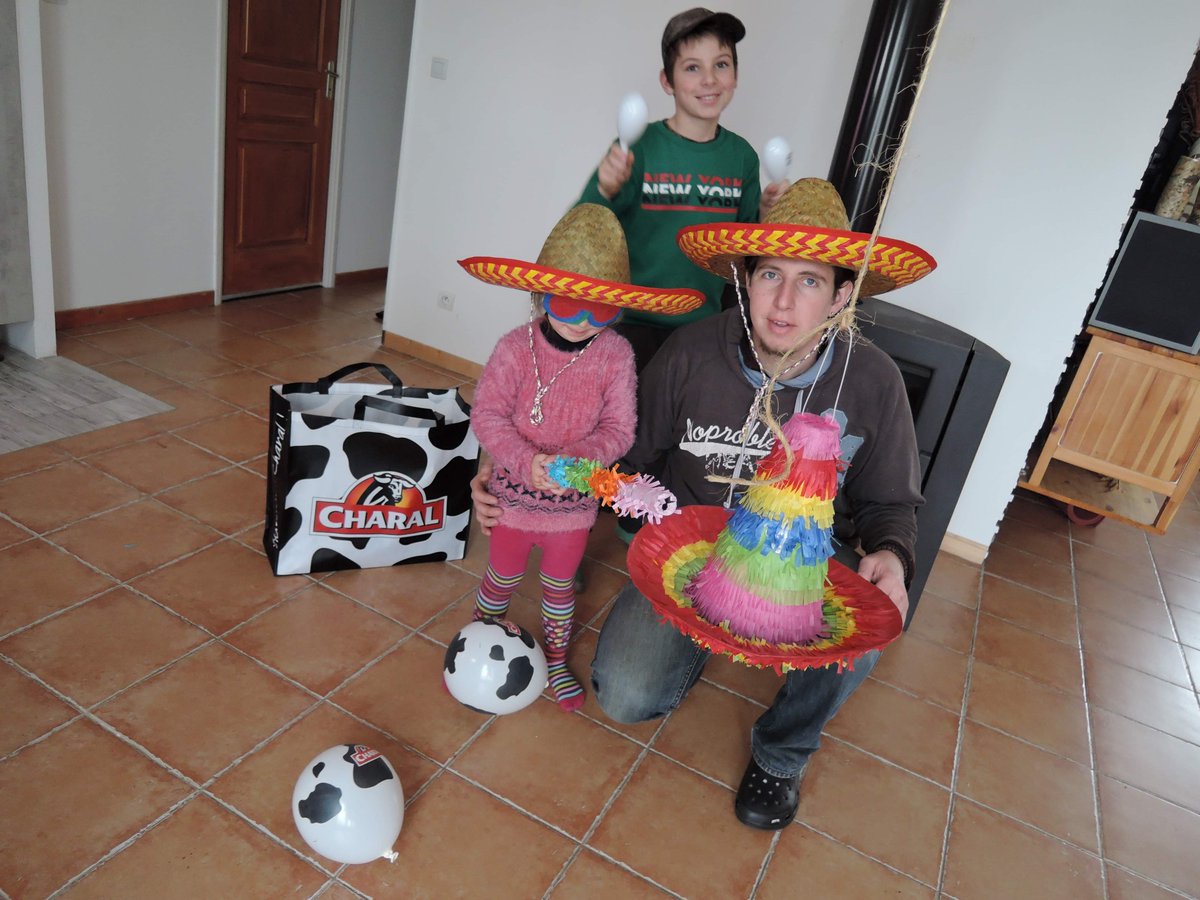 dajugasa's tweet photo. Moment de rigolade pinata 😂😂@Charal #MomentExclusifCharal #Charal #SoireeEmpanadasCharal https://t.co/aELw6vt1hE