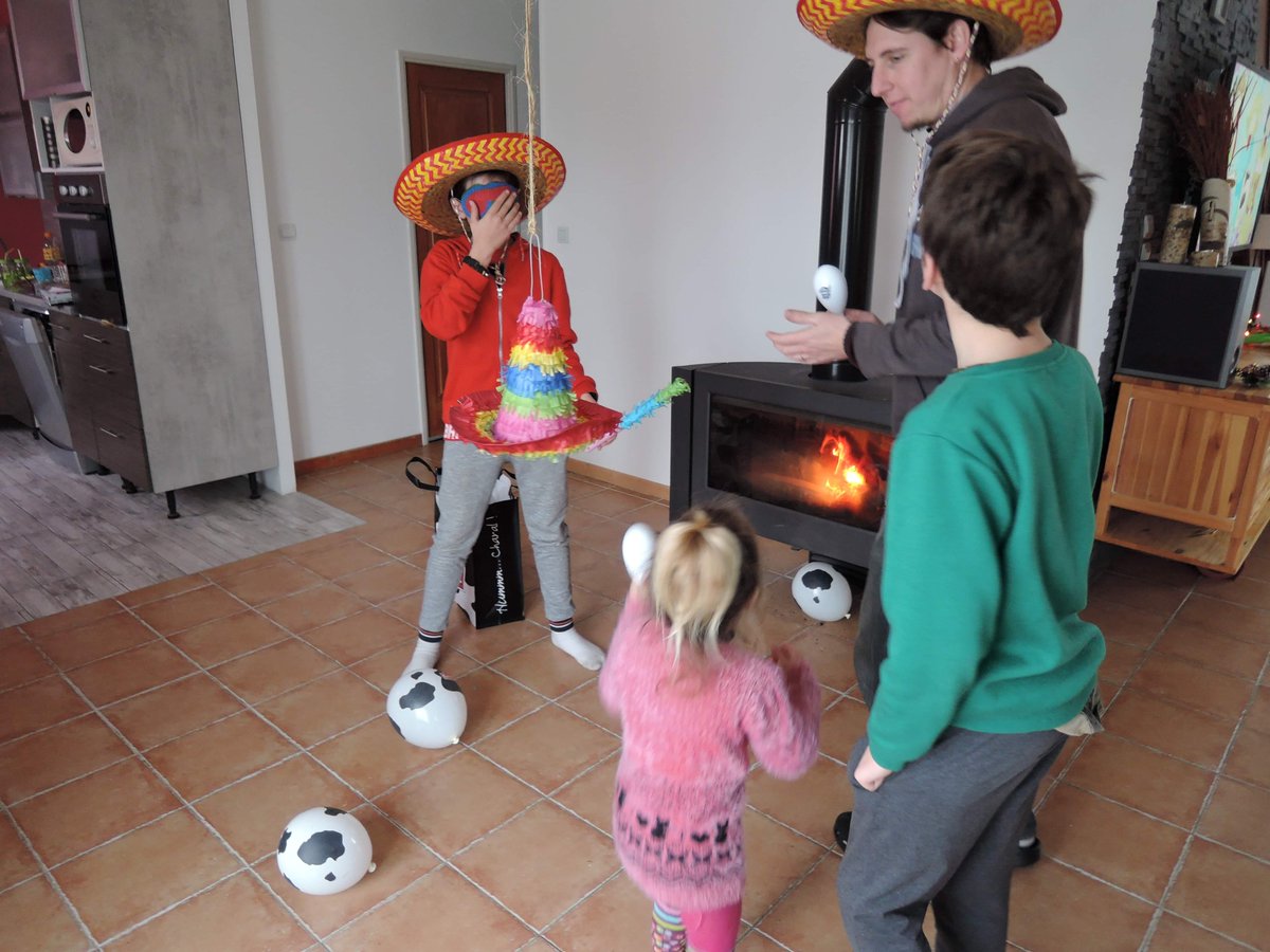 dajugasa's tweet photo. Moment de rigolade pinata 😂😂@Charal #MomentExclusifCharal #Charal #SoireeEmpanadasCharal https://t.co/aELw6vt1hE