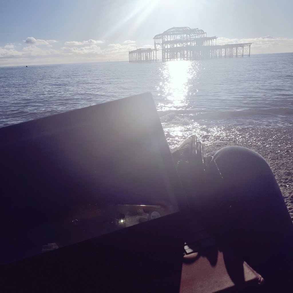 FranckPachot's tweet image. reviewing slides and demo before my talk. #passtheknowlege #techfest19 🌞😎