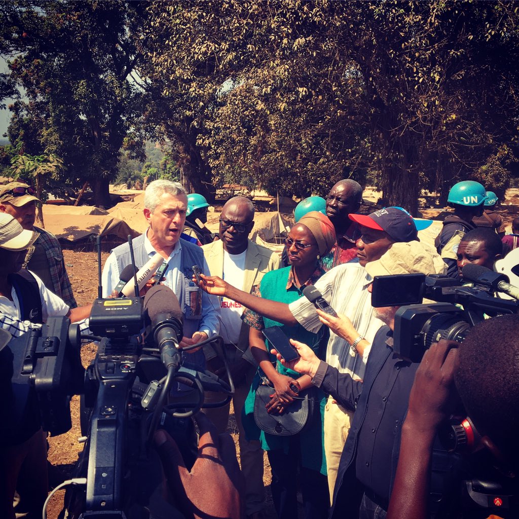 “Pas de retours volontaires sans paix. Pas de paix sans le retour des déplacés” - <a href="/FilippoGrandi/">Filippo Grandi</a> 

A Bambari, en 🇨🇫République centrafricaine, à la rencontre des déplacés internes.