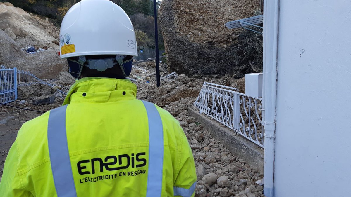 EnedisRegionSud's tweet photo. #LesMees : Les équipes @enedis œuvrent avec la commune pour rétablir au ➕vite l’électricité aux habitants.
Une ligne ⚡️20 000 volts est lourdement endommagée suite à l’effondrement d’un des Pénitents 
#AlpesdeHauteProvence https://t.co/gDmMD7ELoL