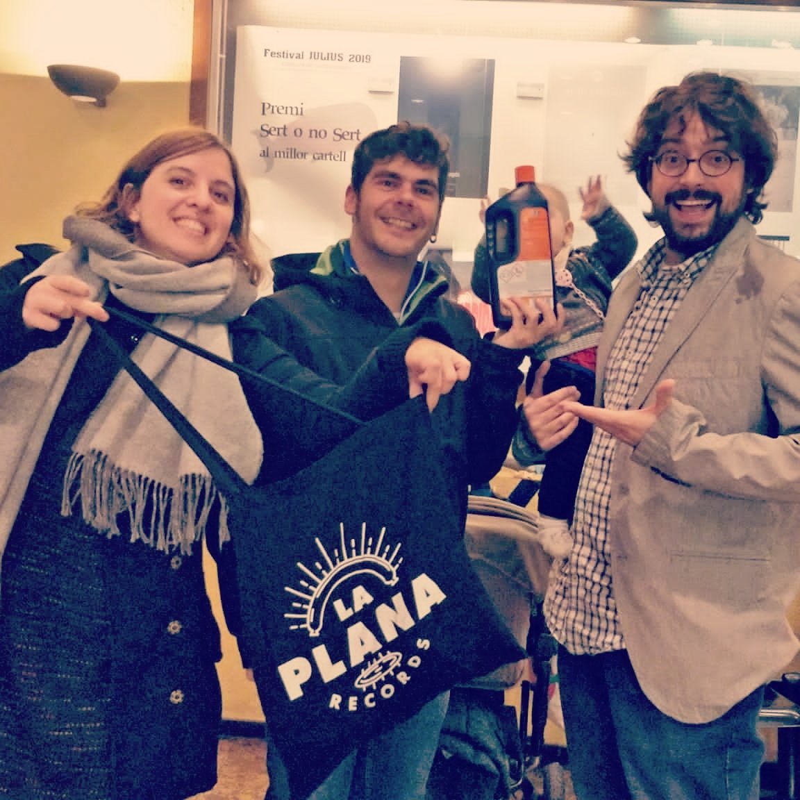 laplanarecords's tweet photo. Moments màgics que se succeeixen quan els astres s'alineen. Ens vam trobar d'improvís al #Julius2019 de #Vic, on dos de nosaltres vam acabar amb dos guardons!
#laplanarecords #posadaapunt #recompenses #verkami #osona #diarideviatgeLPR #dvdLPR #promesescomplertes #remember2017 https://t.co/Og3P7AbUyd