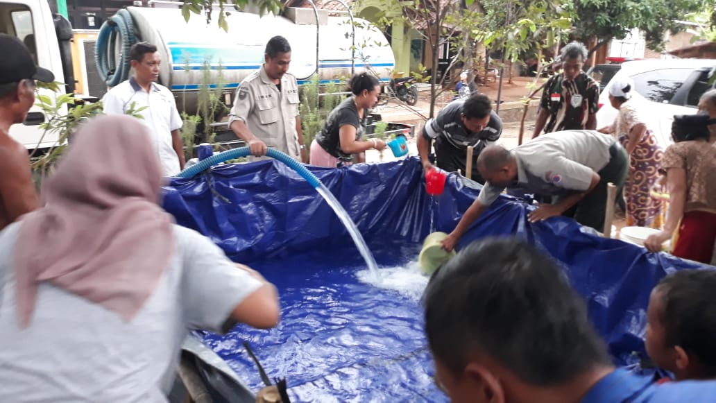 Bantuan Air bersih di Desa Batiombo Kecamatan Bandar Kabupaten Batang yang distribusikan oleh BPBD Kabupaten Batang, PDAM Batang dan Lazisnu sebanyak 3 tangki air bersih pada hari Selasa, 3 Desember 2019