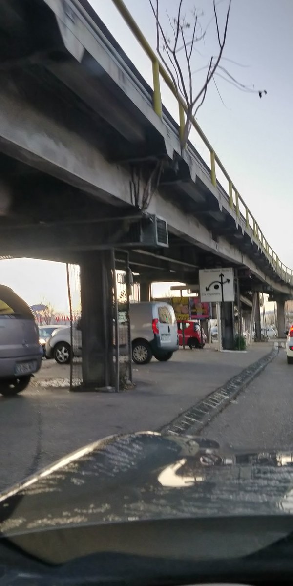 mariobrosse13's tweet image. Végétalisation à la mode marseillaise. On arrive même à faire pousser des arbres sur les passerelles. Trop forts 💪 #cantini #marseille #highskill