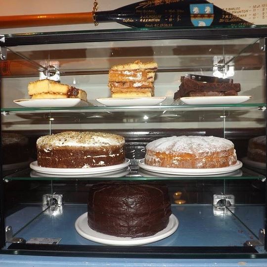 TheTurfTavern's tweet photo. Mmmm check out our irresistible new cake display ๐ #cake #coffee #chocolate๐ #cake #coffee #hotchocolatte๐๐ท๐๐ป๐พ https://t.co/quwKDF5ETv