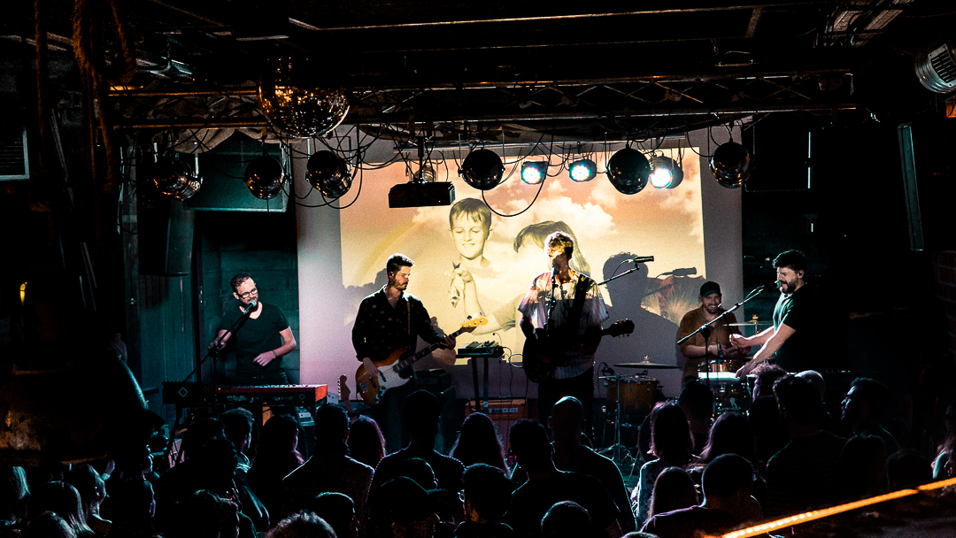 El lleno de <a href="/koelband/">Koel</a> en la Sala Moby Dick aún resuena en nuestros oídos, pero nosotros seguimos queriendo más