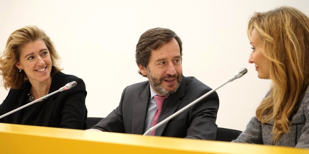 Fundmashumano's tweet photo. ¡No te pierdas las conclusiones del evento que hemos organizado junto con @AsocEyC en el auditorio de @Reale_Seguros sobre #TalentoFemenino! @SodexoBI, @bancosantander, @IndraCompany y @enagas han compartido sus buenas prácticas en #diversidad e #igualdad: https://t.co/yv0XFlsyc2 https://t.co/GuSPNeZ5DO