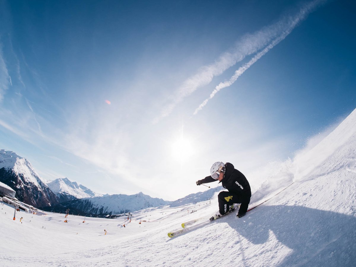 getCarv's tweet photo. Sunshine, one of the top ski instructors in the world, Carv units in our boots, and perfectly prepared pistes. It has to be the start of the winter season.
#carv #getcarv #skiing #digitalcoach #wearabletech #carveitup #learntoski #skiingfun #skiingislife #ski https://t.co/YAyHAYUQgP