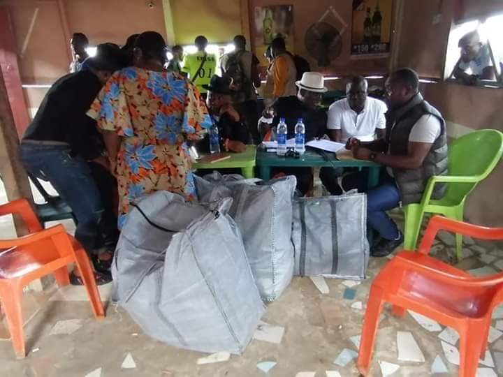 DavidNycn's tweet photo. #BelemaoilMillenniumProjects

Belemaoil gives Ex-gratia to Over 85 Riverine dwellers at RobertKiri in Kula Community, Akuku Toru Local Government Area of Rivers State to enable them relocate the area and give way for the Kickstart the Belemaoil Industrial Island Projects https://t.co/yKPT06vpIL