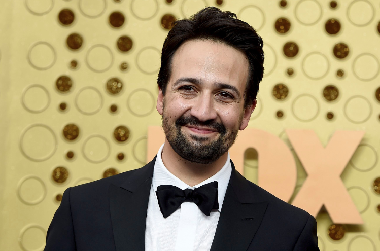 RollingStone's tweet photo. So, how was your decade, Lin-Manuel Miranda? The 'Hamilton' mastermind kickstarts our new series on the people, places and things that shaped his last 10 years https://t.co/Itpn2ztrE2 https://t.co/drcMNAPcPg