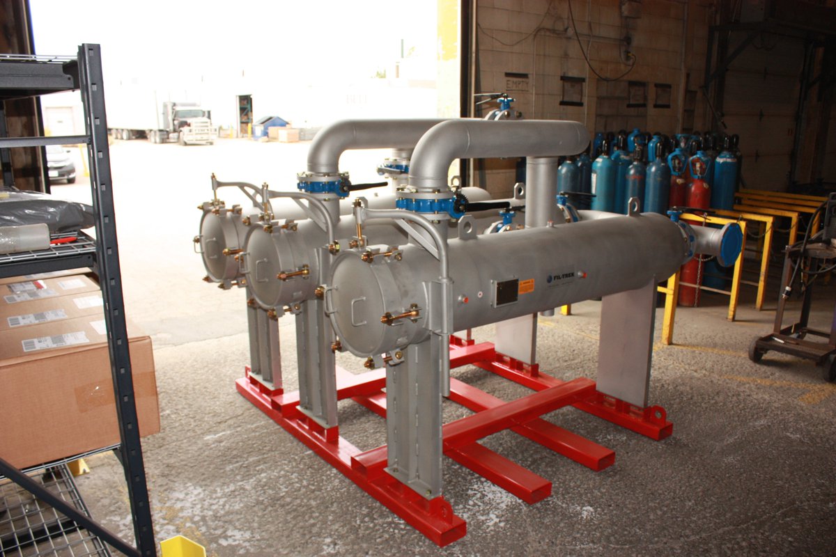 FilTrekCorp's tweet photo. Triplex horizontal Ultra Flow housings feature 3, 60” elements per vessel for a total of 9 elements which can handle flow rates up to 2250 GPM. They are designed as a first stage single vessel and 2nd stage parallel series that can operate in tandem or individually. #Filtration https://t.co/sx2XXPrcDu