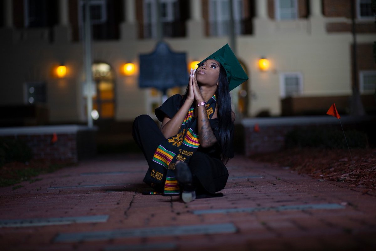 Lesshhhhhhh's tweet image. Who would have thought that this lil girl from the hood would do good she done made it this far ?
All the places youll go if you really really want it ain't nobody had to tell me grind hard 💪🏼🎓🙏🏼💙#FAMU #Famu19 #GradSzn