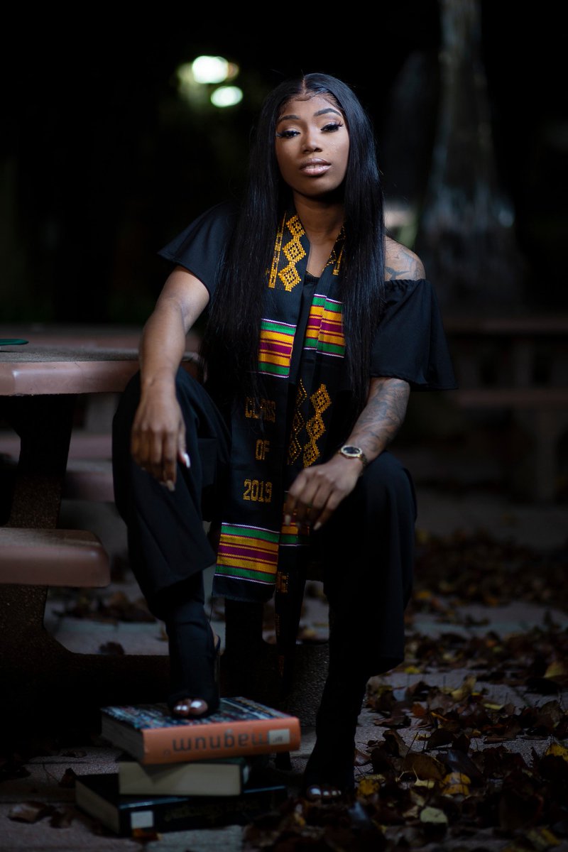 Lesshhhhhhh's tweet image. Who would have thought that this lil girl from the hood would do good she done made it this far ?
All the places youll go if you really really want it ain't nobody had to tell me grind hard 💪🏼🎓🙏🏼💙#FAMU #Famu19 #GradSzn