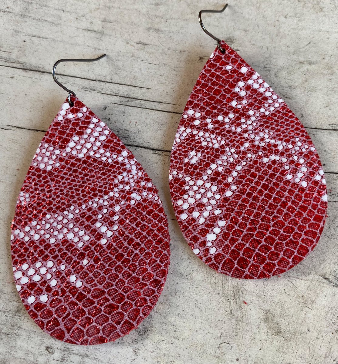 Perfect holiday leather earrings ❤️ #leather #holidays #christmas #supportsmalbusinesses #supportyourfriends