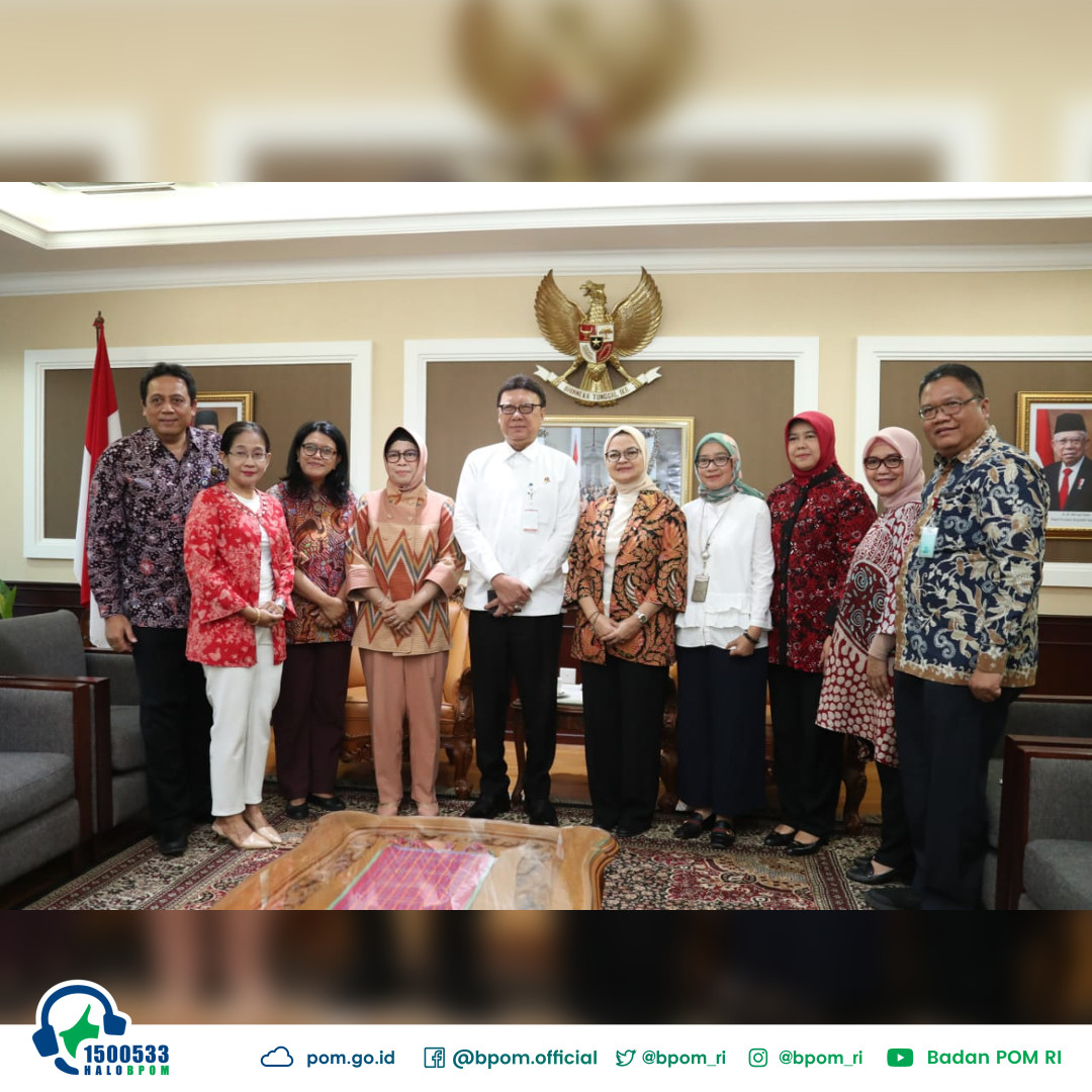BPOM_RI's tweet photo. #SahabatBPOM, peredaran Obat dan Makanan di era digital mengharuskan kelembagaan dan kewenangan Badan POM perlu diperkuat.

Untuk membahas perkuatan itu, Ka BPOM RI, @penny_lukito  menyambangi Menteri PAN-RB, Tjahjo Kumolo di Kantor @kempanrb Jakarta, Selasa (03/12). https://t.co/P17bE3MnUZ