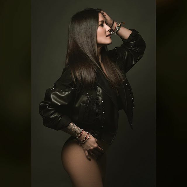 davidgamez's tweet image. Genial la sesión con @mrmmonica89 No olvides que puedes contratar la tuya para enviarla a la agencia de modelos  o simplemente para tener un bonito recuerdo 
#godox #lightshapers #lightshadow #iluminacion #estudio #godox @sigmaphotospain @canonespana ift.tt/2RaUEnU