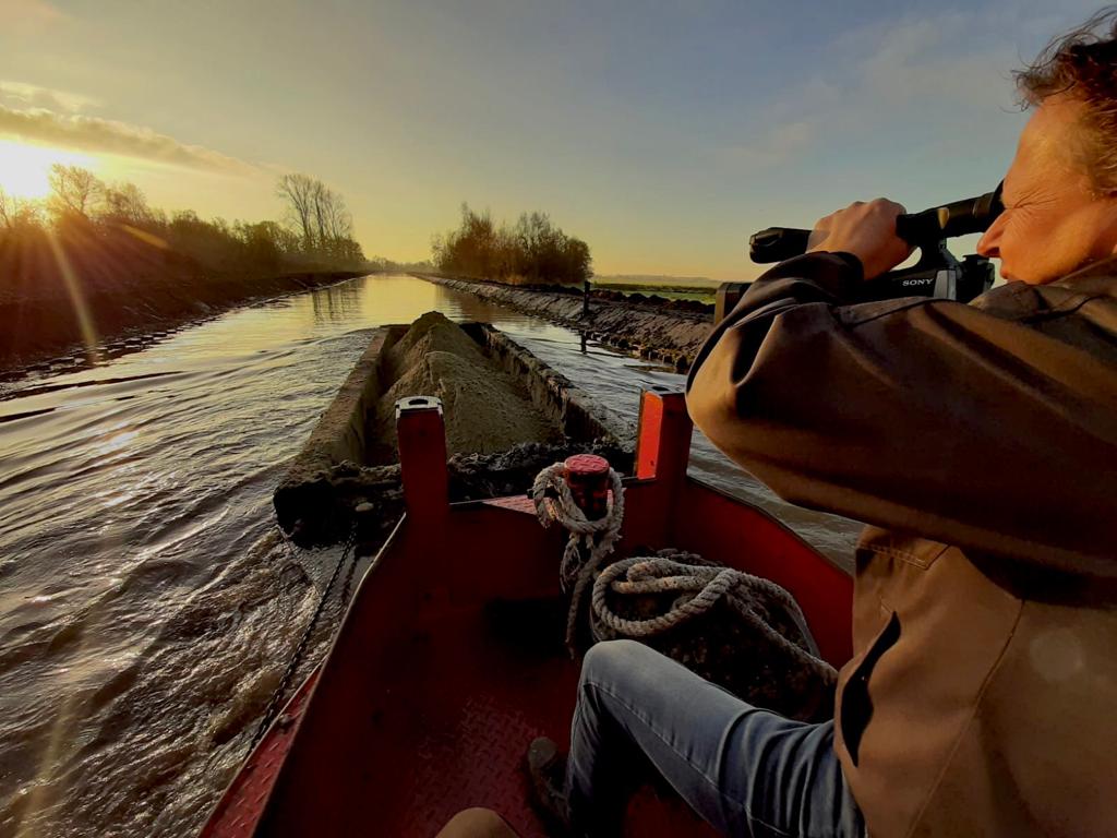 arkamedia's tweet photo. Vroeg op pad naar Loosdrechtse plassen voor #video's opleiding #waterbouwer. Mooie beelden kunnen maken! #leermiddelen https://t.co/JIjbfNQTI7