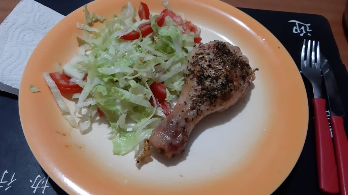 prettyboytenis's tweet photo. Lunes de pollo con ensaladita👏👏👏 https://t.co/v8cP5fwf0z