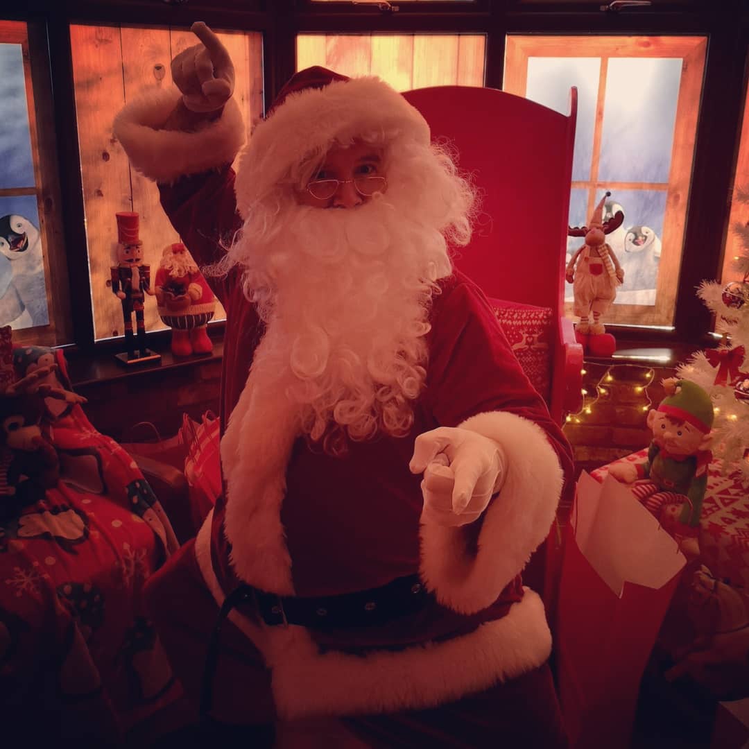 CurtisJobling's tweet photo. Smashing day with the staff and kids at @caftcharity. Even got to meet Santa. He's a handsome fella with some moves on him.

#christmas #santaclaus #fatbloke #caft #adventurefarm #children https://t.co/Qx6PvrnY7e