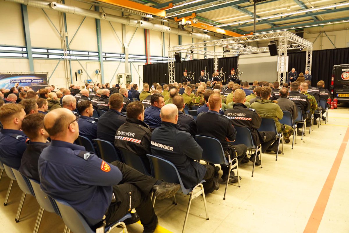 dhcluchtmacht's tweet photo. De #FireExperienceDay op vliegbasis Gilze-Rijen is in volle gang🔥Hier komen civiele en militaire brandweerlieden bij elkaar om lessen uit het verleden en ideeën voor de toekomst uit te wisselen. Daarnaast zijn er lezingen en worden de nieuwste brandweermaterialen bewonderd. https://t.co/Y5Msb1Mw6s