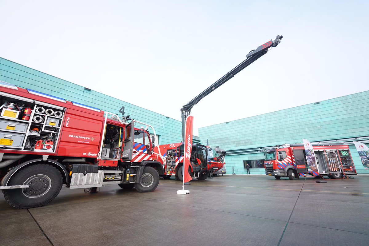 dhcluchtmacht's tweet photo. De #FireExperienceDay op vliegbasis Gilze-Rijen is in volle gang🔥Hier komen civiele en militaire brandweerlieden bij elkaar om lessen uit het verleden en ideeën voor de toekomst uit te wisselen. Daarnaast zijn er lezingen en worden de nieuwste brandweermaterialen bewonderd. https://t.co/Y5Msb1Mw6s