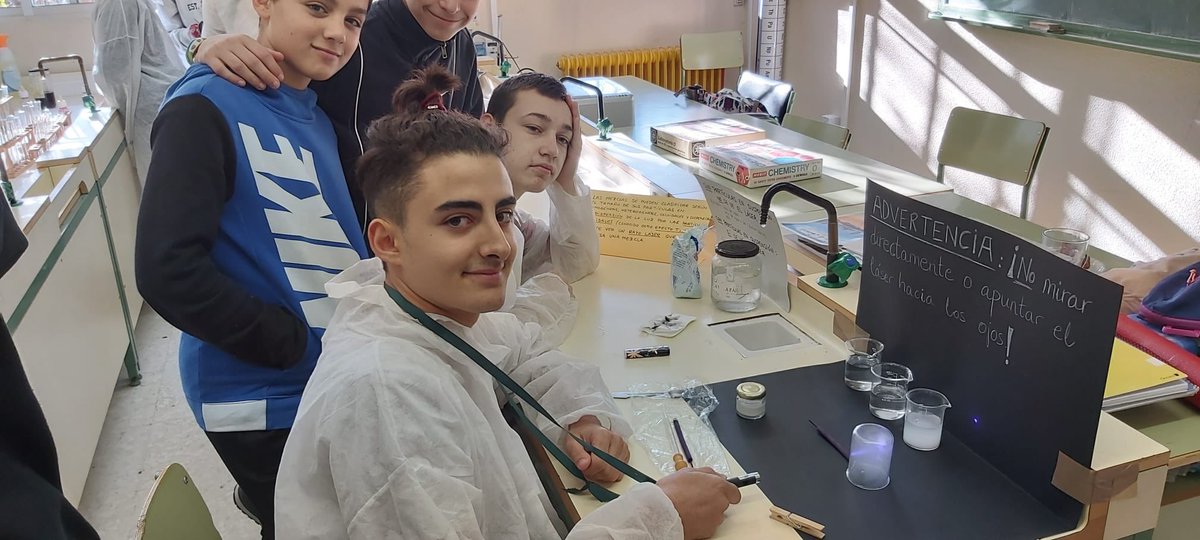 IesMMolina's tweet photo. Alumnos de #PMAR2 realizando el #efectoTyndall (el láser se ve cuando atraviesa partículas en suspensión). https://t.co/tpqJlVlrZO